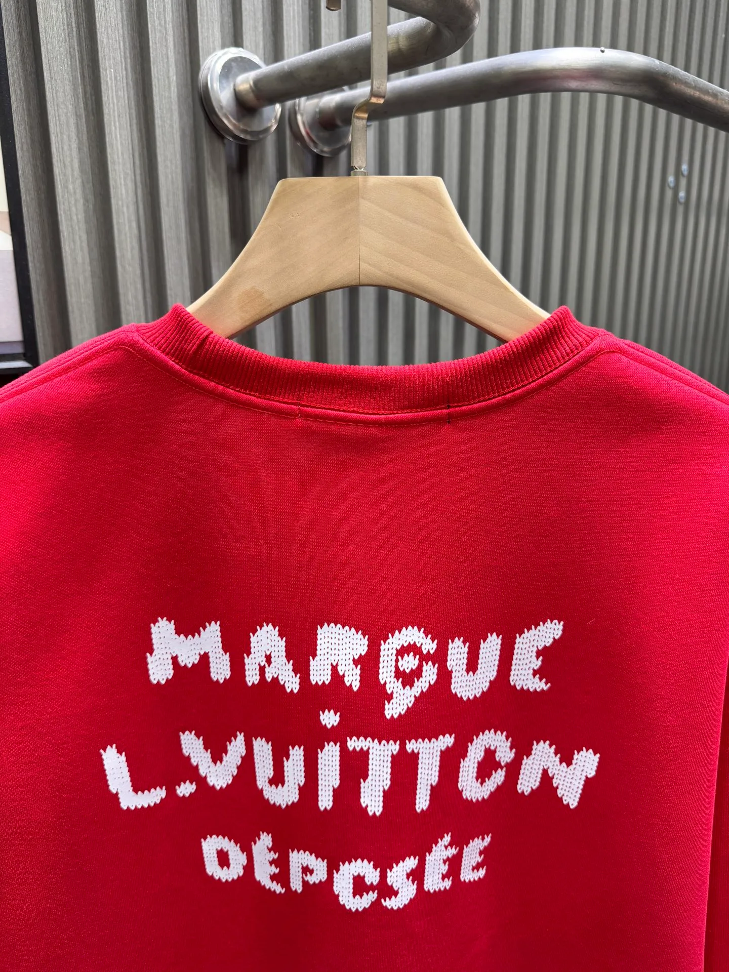 🅿️250 🀄️ Louis Vuitton Louis Vuitton 2025 Autumn and Winter 🆕Vu*tt*n Marque L printed identification pullover sweatshirt 400g pure cotton ➕ silver fox velvet Made of soft cotton fabric, comfortable and breathable "MARQUE L.VUITTON DEPOSEE" printing on the front, simple and elegant, full of brand sense, loose round neck design It's OK to wear alone or layered in spring and autumn. The gray color is versatile and very fashionable when paired or matched. It belongs to the V SS26 series. It is practical and has a sense of design. It is a must-have item for luxury casual wear. A new concept that breaks out of the cocoon. Streamlined fashion. Luxurious quality achieves the status of high fashion.
